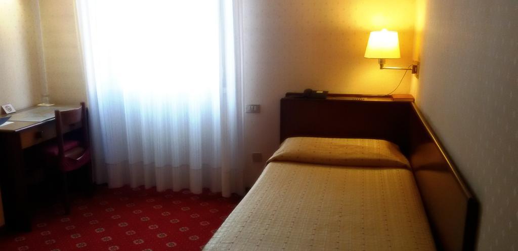 Hotel Quattro Strade Garbagnate Milanese Εξωτερικό φωτογραφία