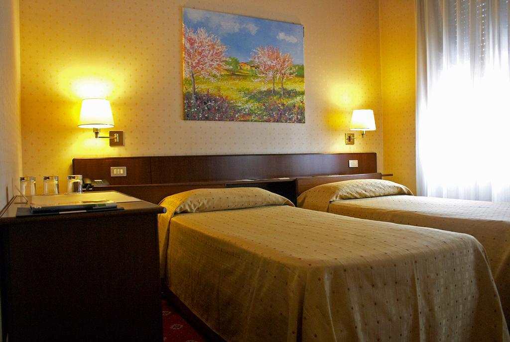 Hotel Quattro Strade Garbagnate Milanese Δωμάτιο φωτογραφία